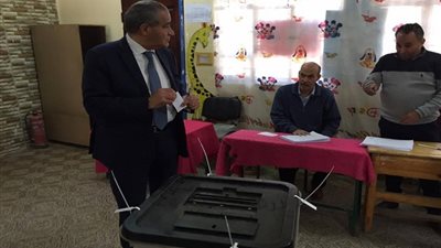 وزير التموين يدلى بصوته بالاستفتاء على التعديلات الدستورية بمدرسة طلعت حرب بالمهندسين