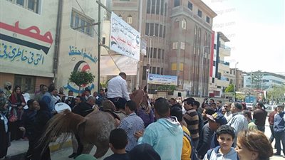 الأهالي يرقصون بالخيول أمام لجان الاستفتاء بدمياط (صور)
