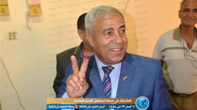 محافظ أسوان يدلي بصوته ويشيد باحتشاد المواطنين أمام اللجان 