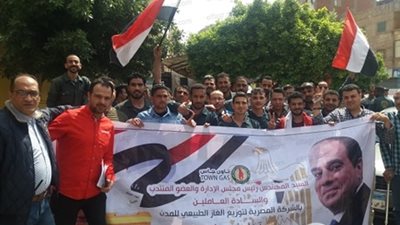 عمال غاز مصر يتوافدون على لجان الاستفتاء في الإسماعيلية (صور)