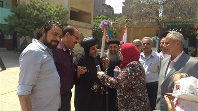 في حب مصر.. قساوسة شبرا الخيمة يدلون بأصواتهم في لجان الاستفتاء (صور)