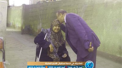 وكيل تعليم القليوبية يساعد سيدة مسنة للوصول للجنتها الانتخابية (صور)