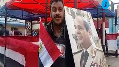 مواطن يحمل صورة السيسي في الاستفتاء: 