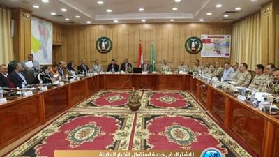 محافظ المنوفية يتفقد غرفة العمليات المركزية لمتابعة سير عملية الاستفتاء (صور)