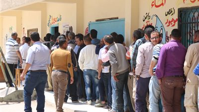 عمال شركات السويس يتصدرون المشهد في الاستفتاء أمام مدرسة صلاح نسيم (صور)