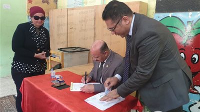 رؤساء مدن القليوبية يدلون بأصواتهم في لجان الإستفتاء (صور)