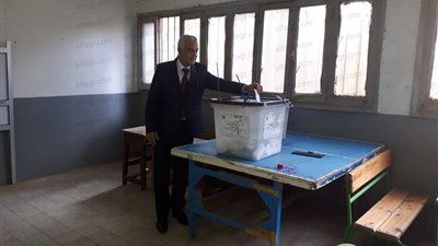 رئيس جامعة المنوفية من داخل لجان الاستفتاء 