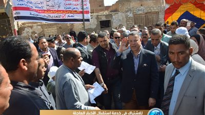 محافظ بني سويف يدلي بصوته في الاستفتاء.. ويؤكد: التصويت يسير بكل يسر وسلاسة (صور)