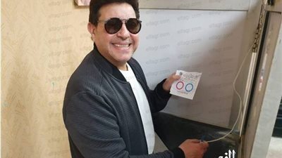 أمير الغناء العربي يدلي بصوته في الاستفتاء على التعديلات (صور)