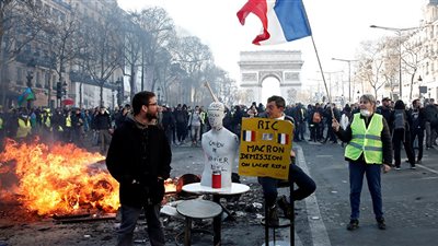 اندلاع مواجهات بين الشرطة ومتظاهري السترات الصفراء في باريس