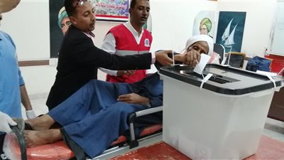 عاصر 7 رؤساء.. الحاج عبد الراضي يدلي بصوته في الاستفتاء بالغردقة (فيديو وصور)