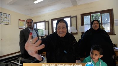 السيدات يدلين بأصواتهن في لجنة مدرسة الشهيد شريف حجاج مناع بألماظة (صور)