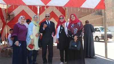 رئيس ونواب وطلاب جامعة جنوب الوادي أمام اللجان الانتخابية بقنا (صور)