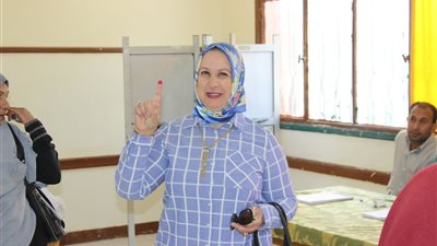 توافد المواطنين على لجان الاستفتاء بدمنهور (صور)