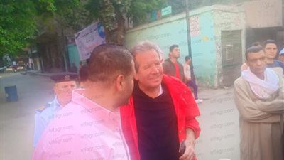 زوج نادية الجندي يدلي بصوته في الاستفتاء على التعديلات الدستورية