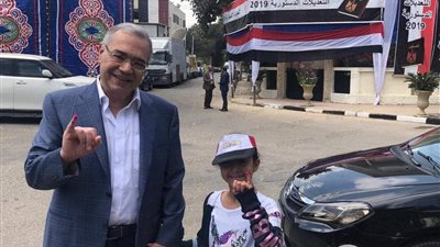 رئيس المصريين الأحرار يصطحب حفيدته في لجنة الاستفتاء على الدستور