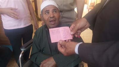 مسن يحتفظ بالبطاقة الحمراء منذ 24 عامًا للاستفتاء بالوادي الجديد 