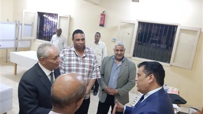 محافظ الأقصر يتفقد سير التصويت على التعديلات الدستورية بالقرنة (صور)