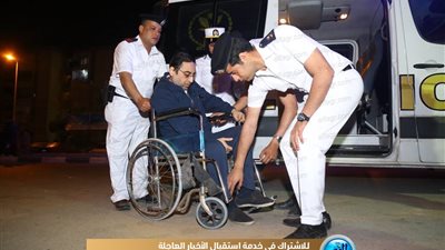 شاب قعيد يقدم التماس للمشاركة في استفتاء التعديلات الدستورية.. والشرطة تستجيب (صور)