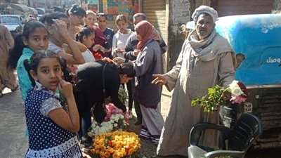 مواطنون يحتفلون بأحد السعف بإمبابة (صور)