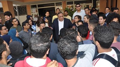 رئيس جامعة حلوان يتفقد بعض كليات الجامعة للتوعية بأهمية المشاركة في الاستفتاء الدستوري