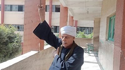 مسن يحتفل باستفتاء الدستور على طريقته الخاصة (فيديو)