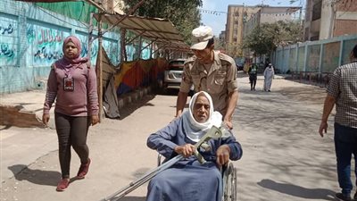 مُسن بعد الإدلاء بصوته:  تحيا الحياة الكريمة في ظل السيسي (فيديو وصور)