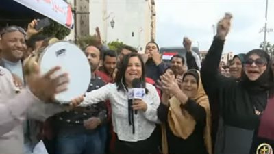 رقص وطبل أمام لجان بورسعيد.. والمصوتون: 