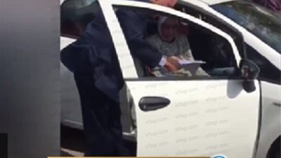 داخل سيارتها.. مستشار لجنة طبري الحجاز يساعد عجوزا قعيدة للإدلاء بصوتها (فيديو)