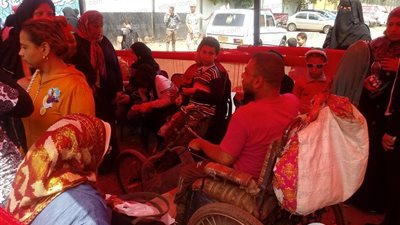 مواطن من ذوي الإعاقة يشارك في استفتاء الدستور: 