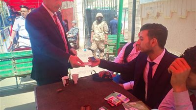 شباب أمام اللجان بالزمالك يساعدون الناخبين للوصول إلى لجانهم الانتخابية