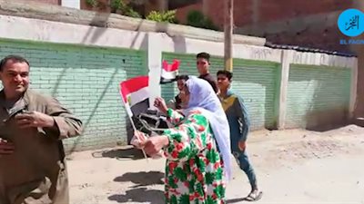 بالجلابية وعلم مصر.. مُسنة ترقص على أنغام 