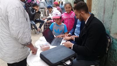 شباب منطقة السيدة زينب يساعدون الناخبين في معرفة لجانهم في استفتاء الدستور