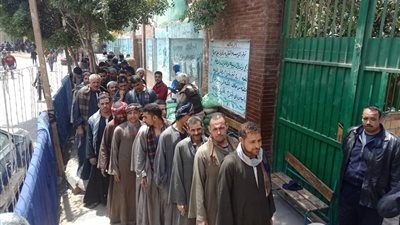 توافد العمال للمشاركة باستفتاء الدستور بإمبابة