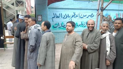 توافد العمال للمشاركة باستفتاء الدستور بإمبابة