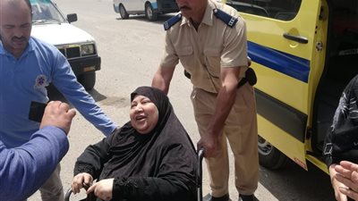 مسنة تتحدى الإعاقة وتصر على التصويت في دمياط 