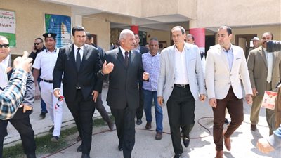 محافظ السويس يتققد اللجان الانتخابية في ثاني أيام الاستفتاء 