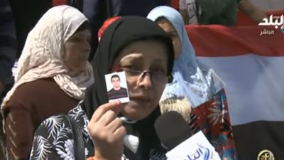  أم تشارك في الاستفتاء رغم تغيب نجلها: 