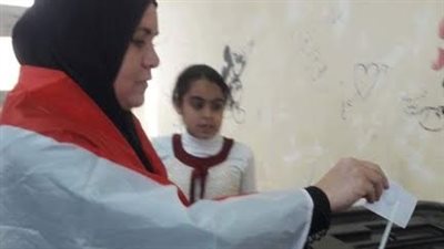 والدة شهيد بالغربية تشارك في الاستفتاء مرتدية علم مصر (صور)