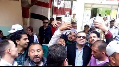 الفنان شريف منير يدلي بصوته في الاستفتاء على التعديلات الدستورية (فيديو)