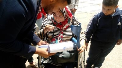 سيدة تحرص علي الإدلاء بصوتها ورئيس اللجنة يوفر لها سُبل الراحة