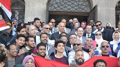 محافظ الإسكندرية ورئيس الجامعة يشاركان بوقفة للحث على المشاركة في الاستفتاء (صور)