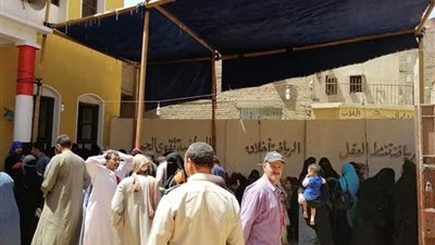 زحام شديد وإقبال كثيف من المواطنين في ثاني أيام الاستفتاء بسوهاج (صور)