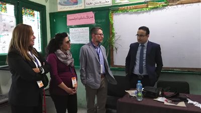 لجنة من السفارة الأمريكية تتابع العرس الانتخابي بالدقي (صور) 