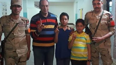 أسرة ببنها تشارك في التصويت على الاستفتاء 