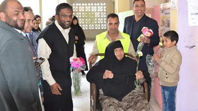 مواطنون بالبحيرة يستقبلون المشاركين في الاستفتاء بالورود (صور)