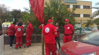 مشاركة فعالة لفريق الهلال الأحمر في اليوم الثاني للاستفتاء (صور)