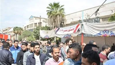 في الْيَوْمَ التاني للاستفتاء.. إقبال كبير على لجنة المهن التعليمية بوسط القاهرة 