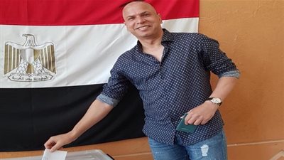 وائل جمعة يدلي بصوته في التعديلات الدستورية بقطر (صور)