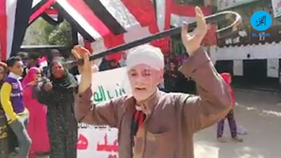 شاهد.. مُسن يرقص بعصاه على أغنية بشرة خير أمام إحدى لجان الاستفتاء